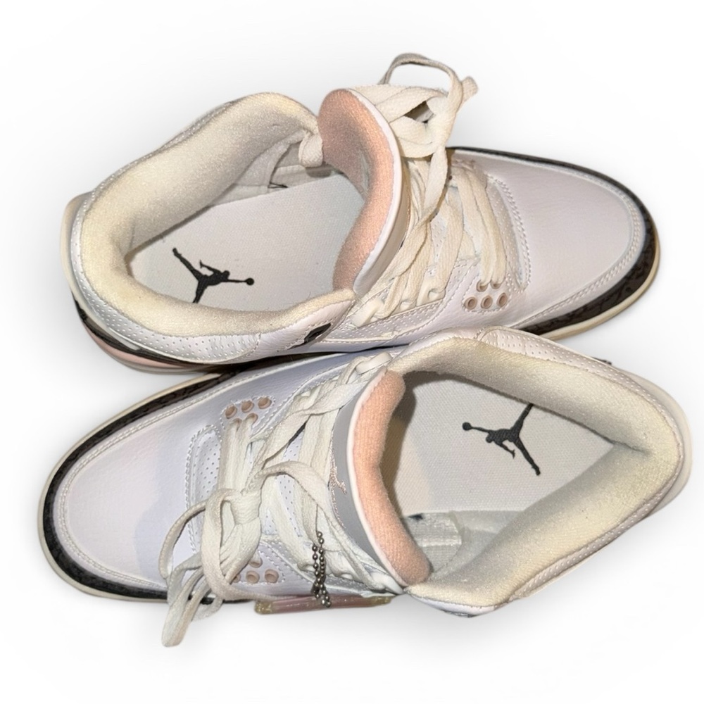 Women’s Air Jordan 3 Neapolitan - Picture 4 of 9